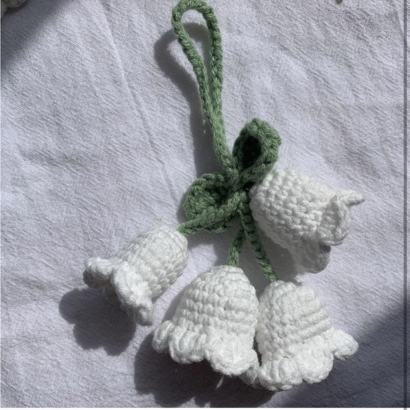 🌷NEW Crochet Flower Bag Charm/ Keychain White w/ Green Leaves - Picture 9 of 11